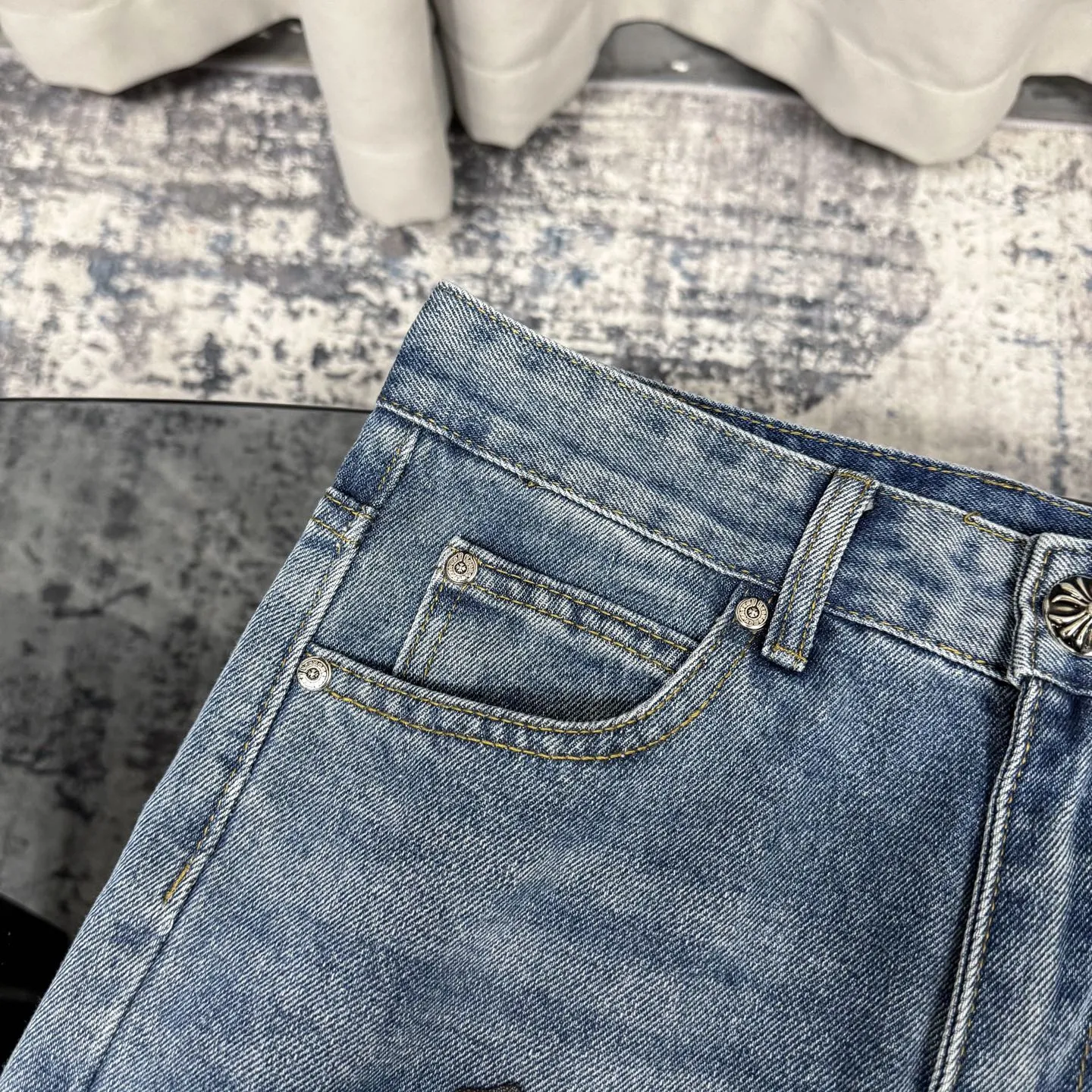 P230 Chrome Hearts CH/Chrome Hearts Classic Blue Pants Black Cross Patched Leather Jeans. Original purchased and patterned. Really restores the ultimate texture of Vintage. Special Italian cowhide print and then cut. Customized sheepskin three-layer thick line leather. The whole body is spliced in heavy water washing process. Craftsmen hand-splashed ink. You can see the details. Three-dimensional cutting version. Loose and comfortable. Not picky on the figure. Makes taller and slimmer. Factory Seiko. Original quality control. Same style for men and women. Can be matched with couples. Versatile recommendation. Essential jeans for all seasons Color: blue Size: 28-36 (S-XXL)